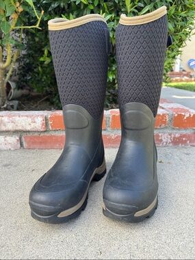 Arctic level snow boots